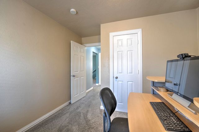 924 Valley St, Minot, ND 58701