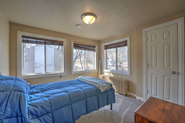 924 Valley St, Minot, ND 58701