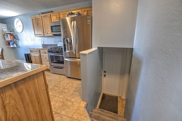 924 Valley St, Minot, ND 58701