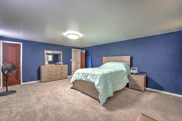 924 Valley St, Minot, ND 58701