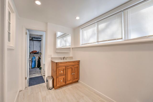 924 Valley St, Minot, ND 58701