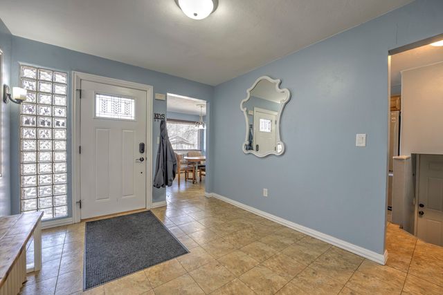 924 Valley St, Minot, ND 58701