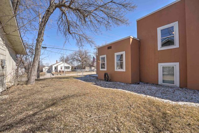 924 Valley St, Minot, ND 58701