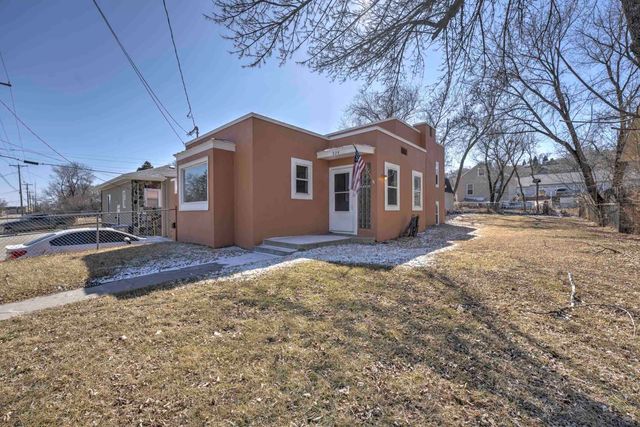 924 Valley St, Minot, ND 58701