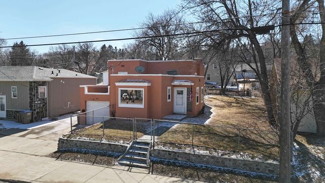 924 Valley St, Minot, ND 58701