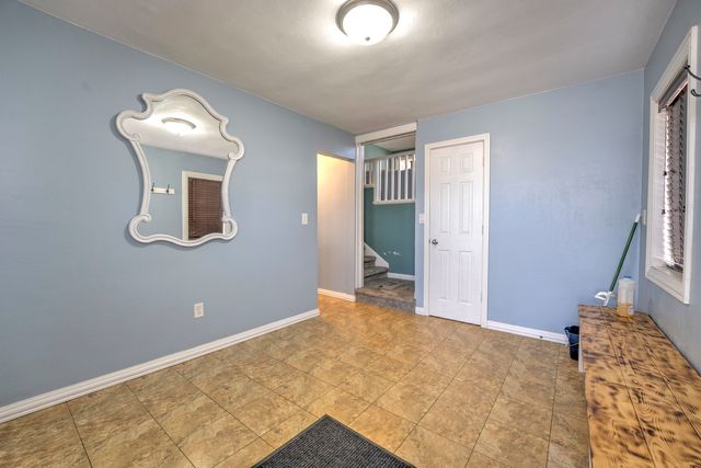 924 Valley St, Minot, ND 58701