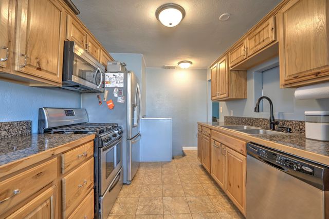 924 Valley St, Minot, ND 58701