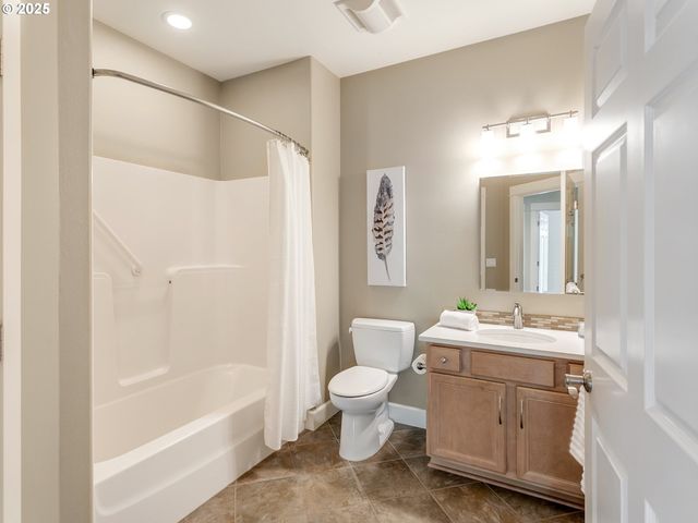 3641 N DAHLIA St, Newberg, OR 97132
