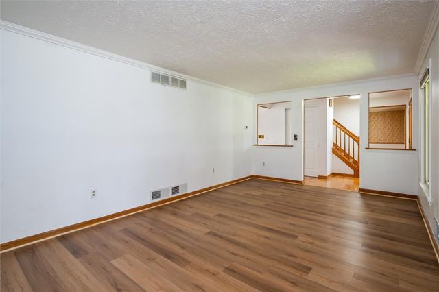 98 Kirkstone Pass, Greece, NY 14626