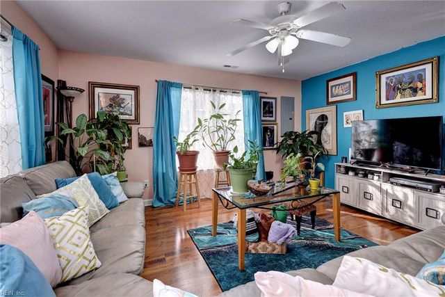 11 Sherazi DR, Hampton, VA 23663