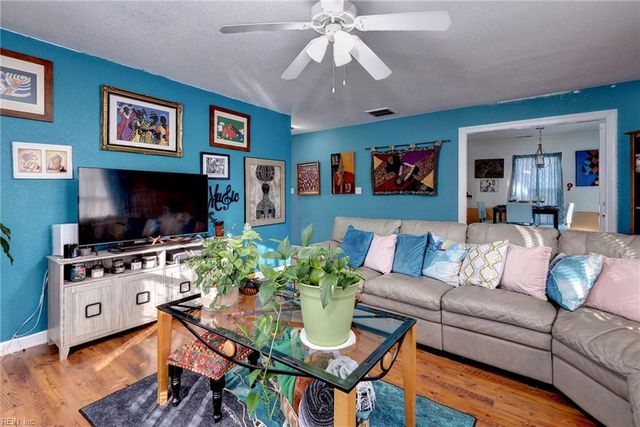 11 Sherazi DR, Hampton, VA 23663