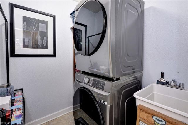 11 Sherazi DR, Hampton, VA 23663