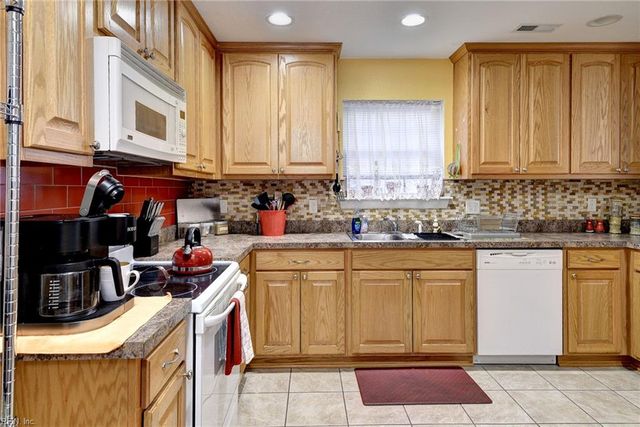 11 Sherazi DR, Hampton, VA 23663