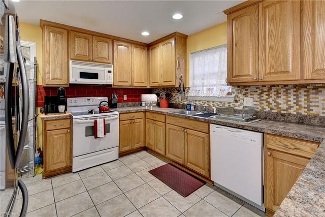 11 Sherazi DR, Hampton, VA 23663