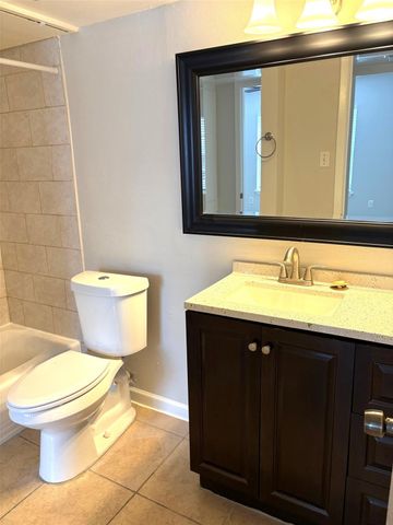 2824 Briarhurst Drive 9, Houston, TX 77057