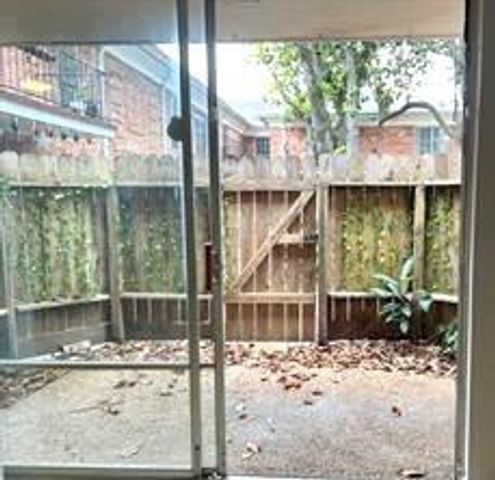 2824 Briarhurst Drive 9, Houston, TX 77057