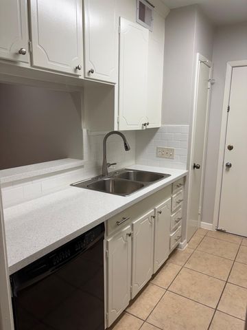 2824 Briarhurst Drive 9, Houston, TX 77057