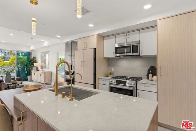 1257 N Sweetzer Avenue 202, West Hollywood, CA 90069