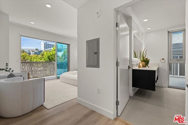 1257 N Sweetzer Avenue 202, West Hollywood, CA 90069