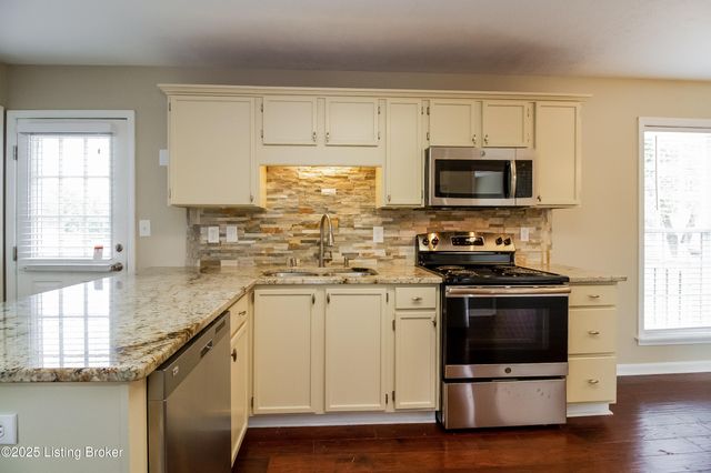 6005 Delilah Ct, Louisville, KY 40272