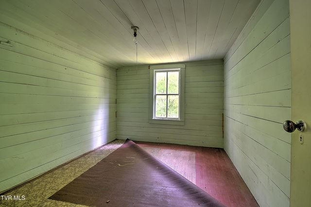 275 Tiger Creek Road, Roan Mountain, TN 37687