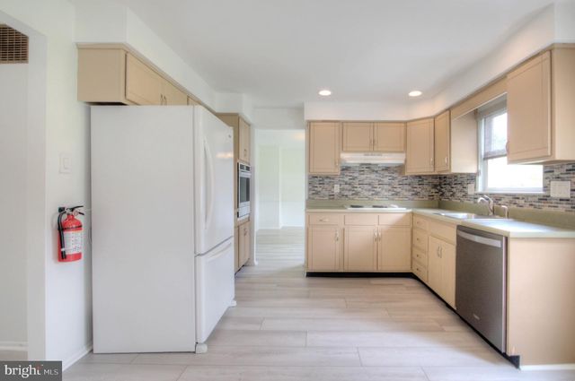 104 LAMP POST LN, Cherry Hill, NJ 08003