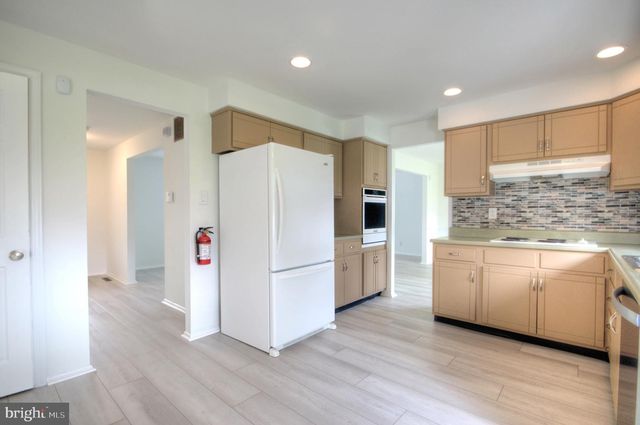 104 LAMP POST LN, Cherry Hill, NJ 08003