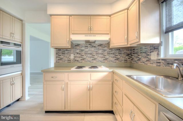 104 LAMP POST LN, Cherry Hill, NJ 08003
