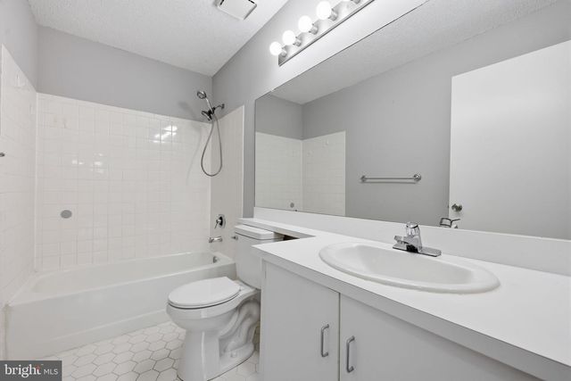 6 FEILER CT, Trenton, NJ 08648