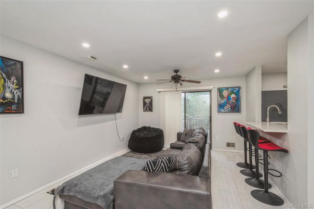 615 Broadway 68, Amityville, NY 11701