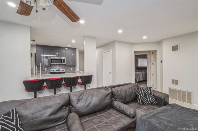 615 Broadway 68, Amityville, NY 11701