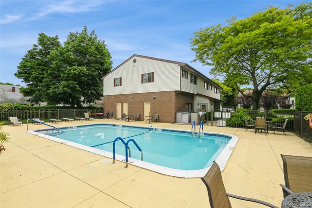 615 Broadway 68, Amityville, NY 11701