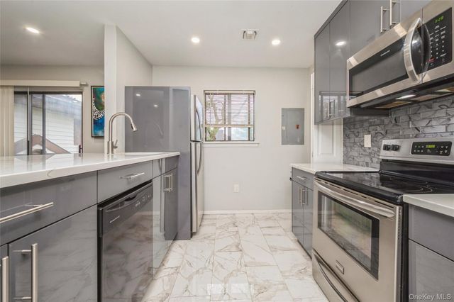 615 Broadway 68, Amityville, NY 11701