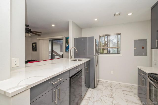 615 Broadway 68, Amityville, NY 11701