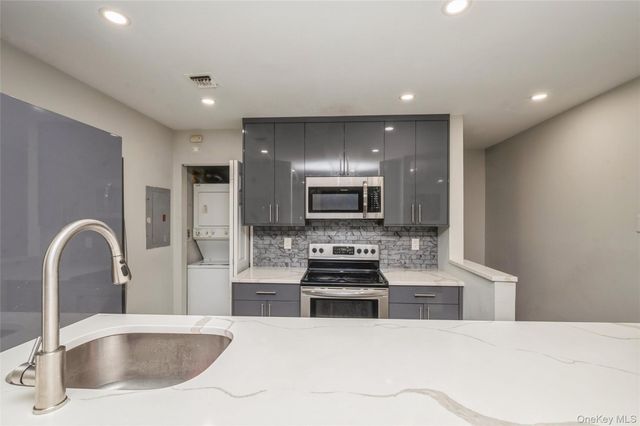 615 Broadway 68, Amityville, NY 11701