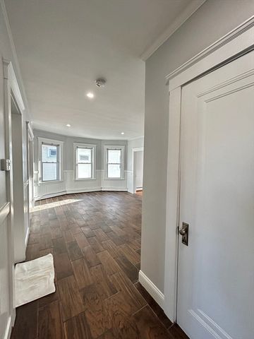 19 Roslyn St 2, Salem, MA 01970