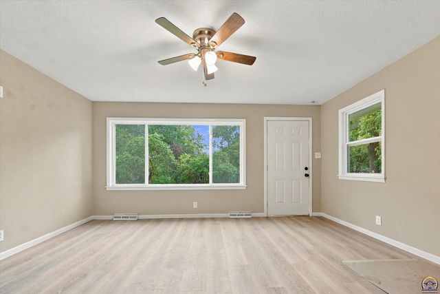 3120 SW Arlington ST, Topeka, KS 66606