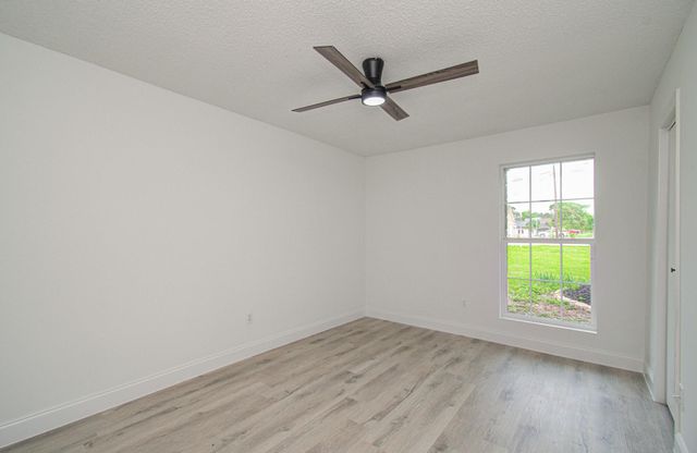 114 Swiss Lane, Clute, TX 77531