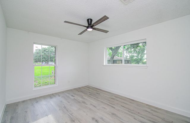 114 Swiss Lane, Clute, TX 77531