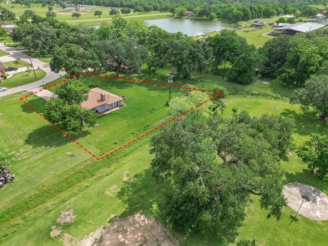 114 Swiss Lane, Clute, TX 77531
