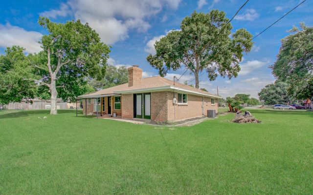 114 Swiss Lane, Clute, TX 77531