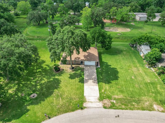 114 Swiss Lane, Clute, TX 77531