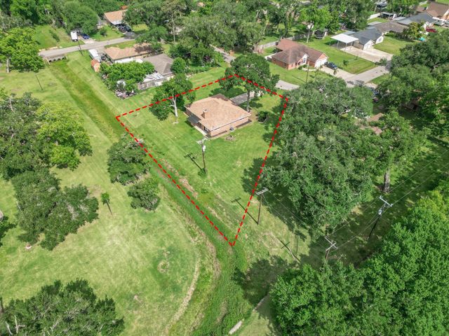 114 Swiss Lane, Clute, TX 77531