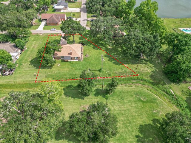 114 Swiss Lane, Clute, TX 77531