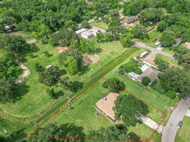 114 Swiss Lane, Clute, TX 77531