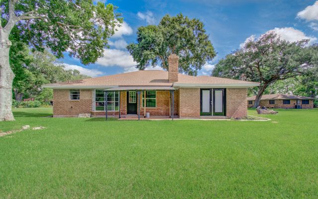 114 Swiss Lane, Clute, TX 77531
