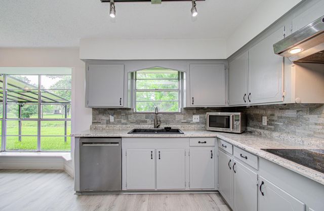 114 Swiss Lane, Clute, TX 77531