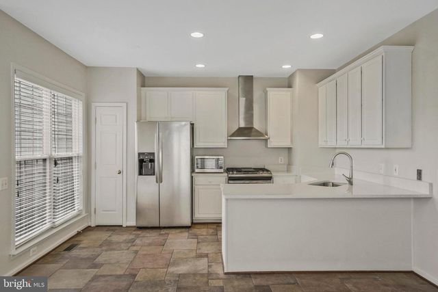 6340 WALKING LN, Alexandria, VA 22312