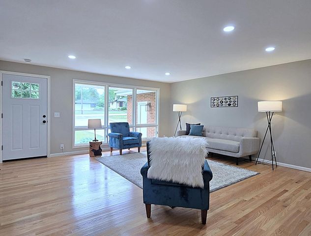 W136N7015 Claas ROAD, Menomonee Falls, WI 53051