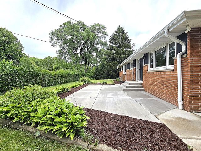 W136N7015 Claas ROAD, Menomonee Falls, WI 53051